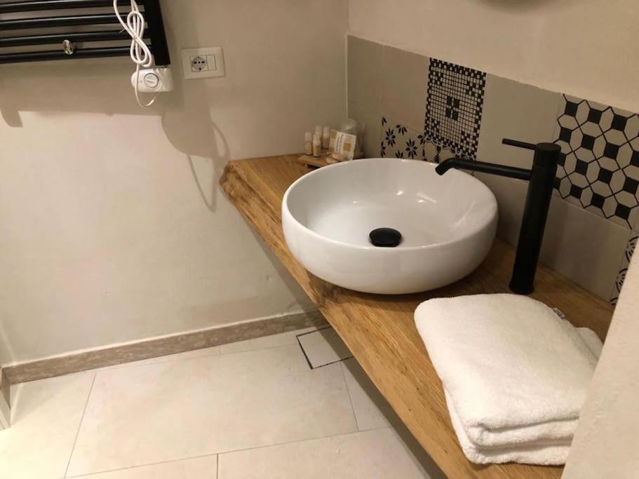 Locus Pendinelli Trani Bed & Breakfast Екстериор снимка